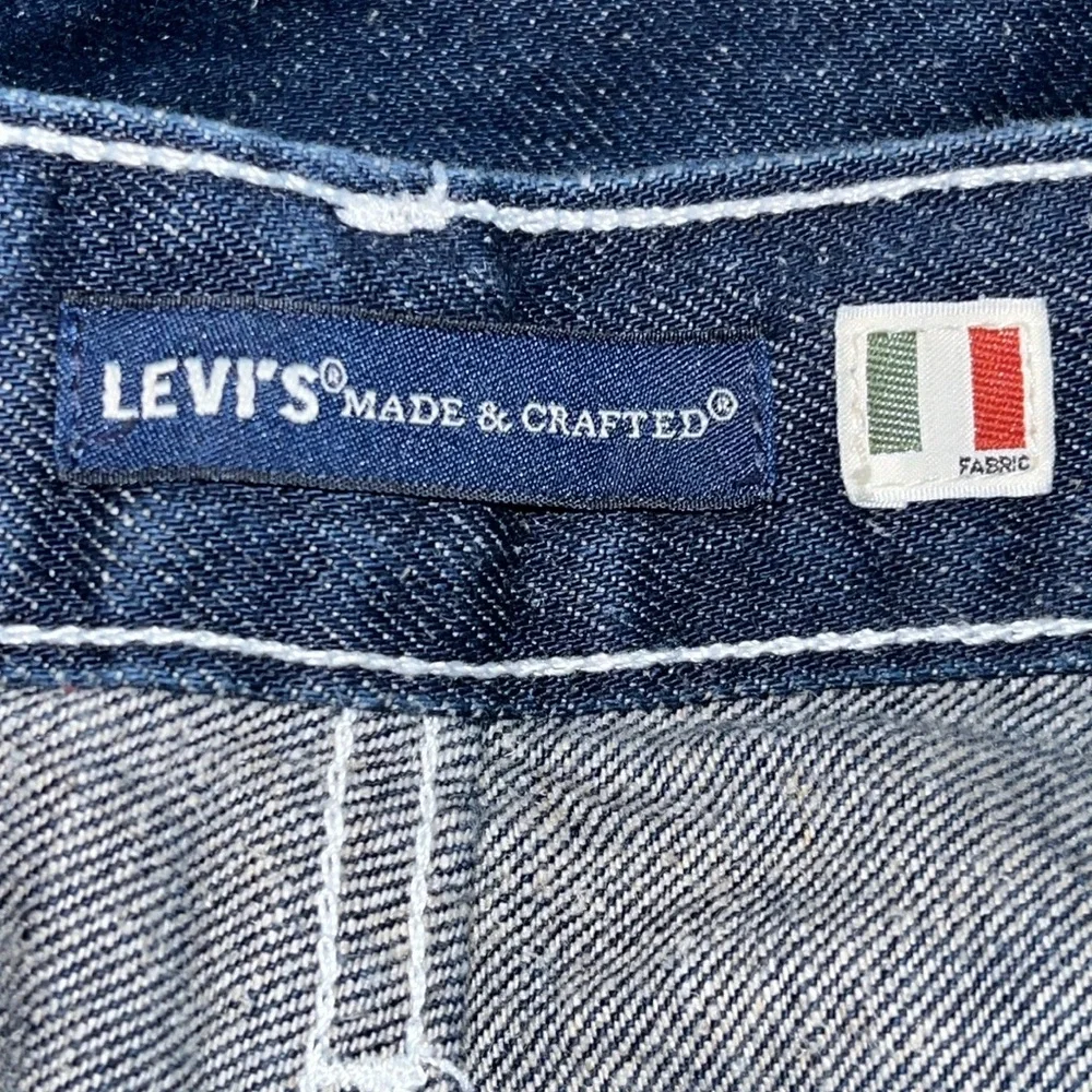 Levi’s Barrel Crop High Rise‎ Jeans with Embroidered Back Pockets.